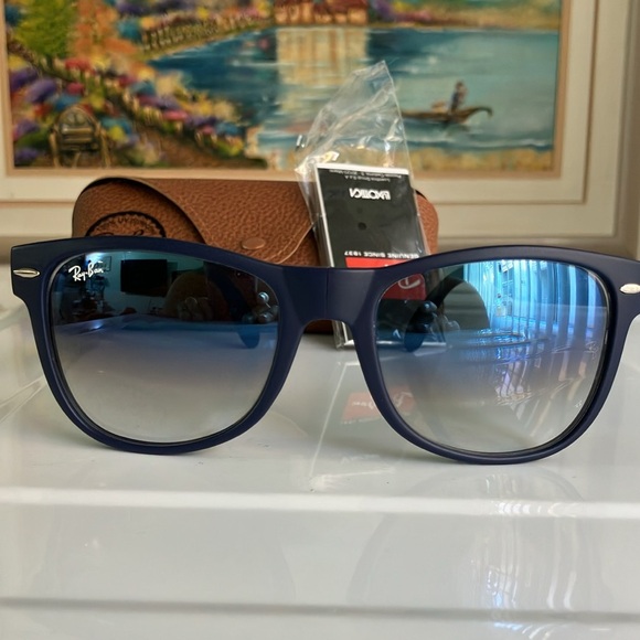 Ray-Ban Folding Wayfer Gradient Sunglasses - Picture 5 of 8